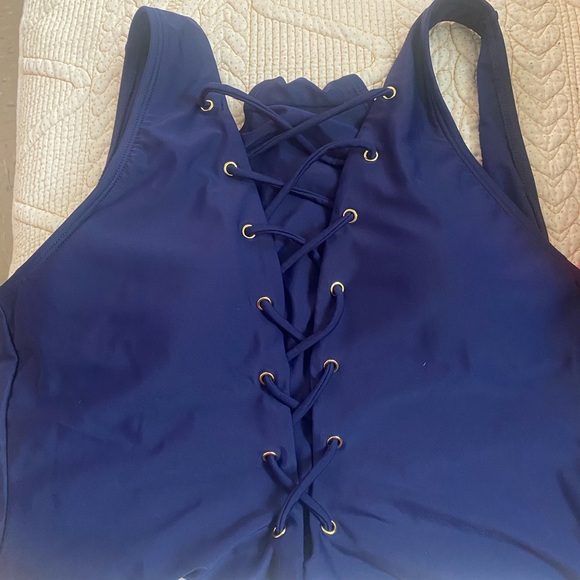 One-piece bathing suit - Picture 4 of 7